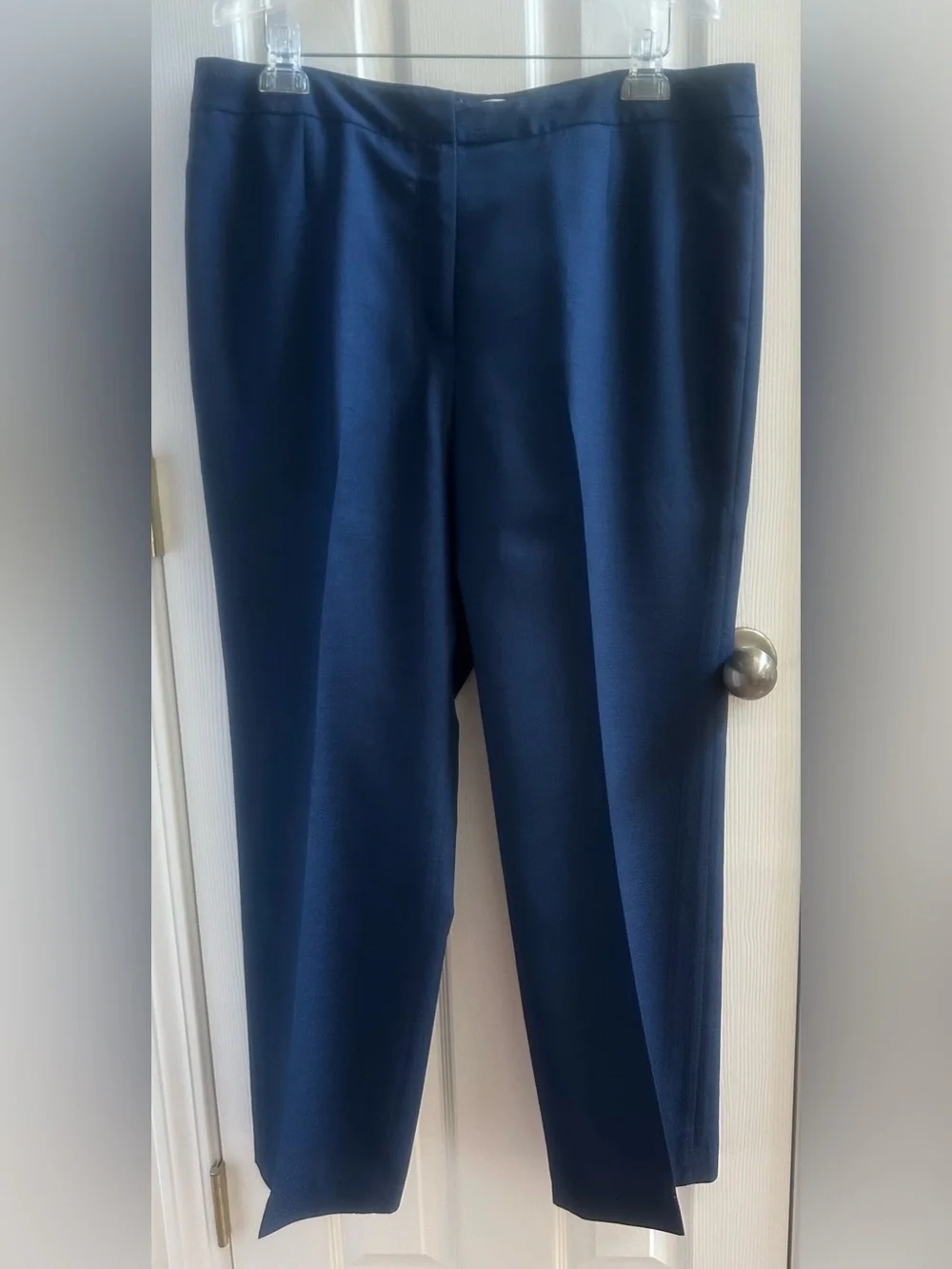 Gently Worn Navy Women's Le Suit Two-Piece Long Sleeve Pant Suit